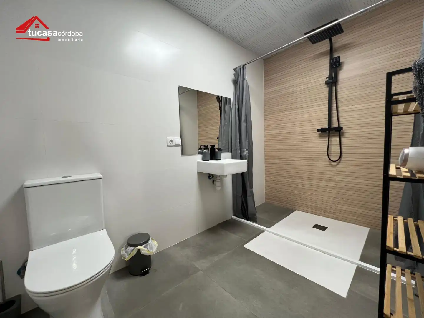 Bany de Apartament en venda en Córdoba amb Aire condicionat