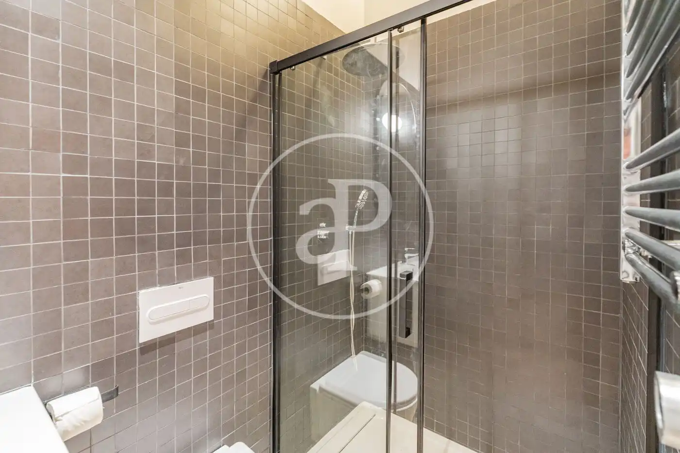 Badezimmer von Wohnung zur Miete in Madrid mit Klimaanlage, Heizung und Möbliert