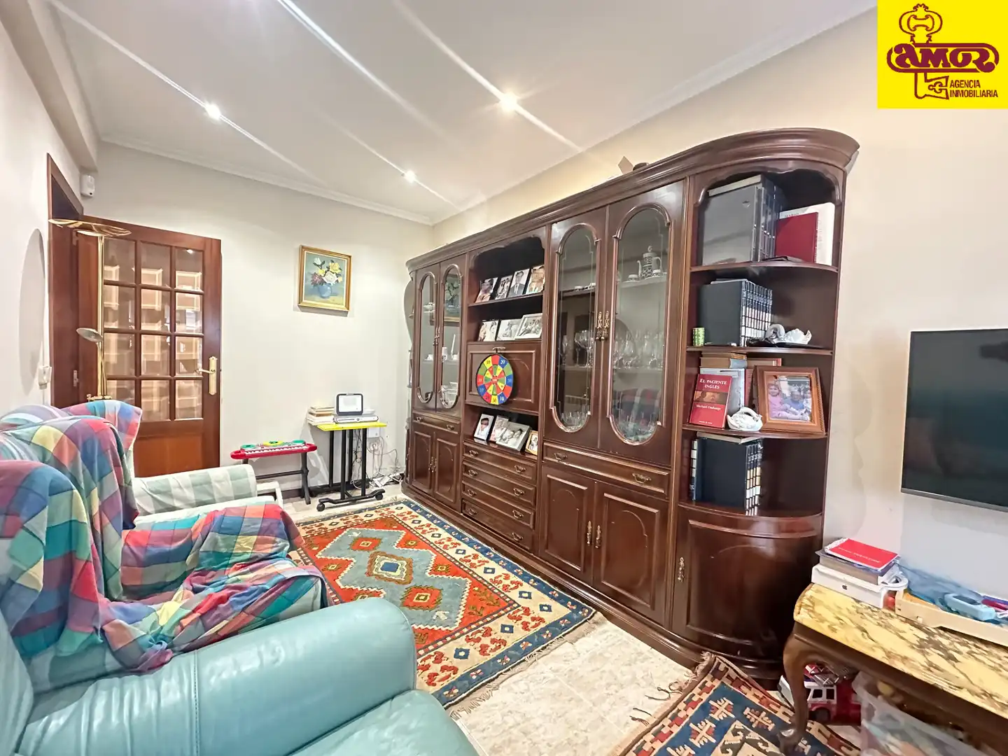 Sala d'estar de Casa o xalet en venda en Santiago de Compostela  amb Calefacció, Jardí privat i Terrassa