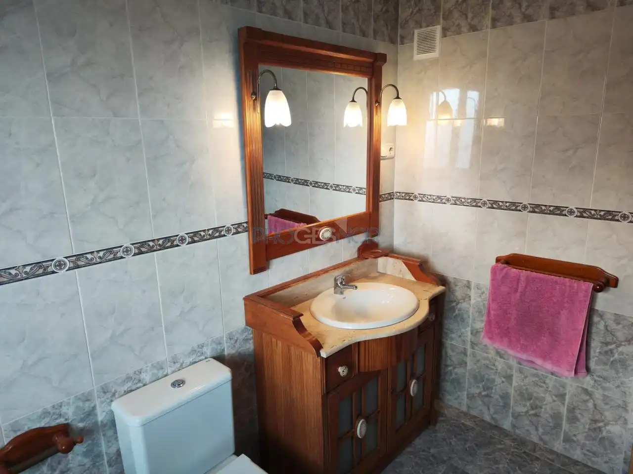 Bany de Casa adosada en venda en Valdefresno amb Calefacció, Jardí privat i Parquet