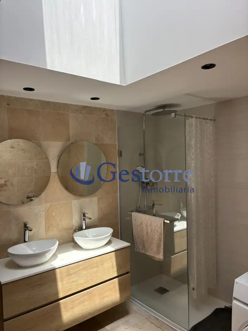 Badezimmer von Wohnung zur Miete in Oviedo  mit Heizung, Privatgarten und Parkett