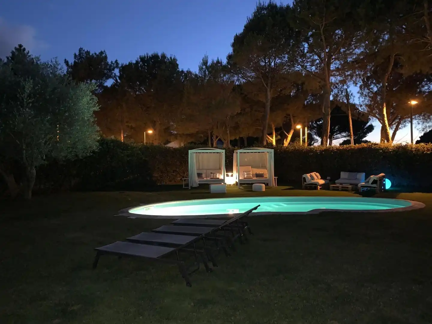 Piscina de Casa adosada en venta en Boadilla del Monte con Aire acondicionado, Calefacción y Jardín privado