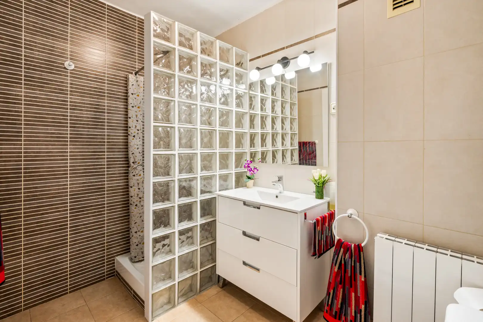Baño de Casa adosada en venta en Viladecans con Aire acondicionado, Calefacción y Parquet