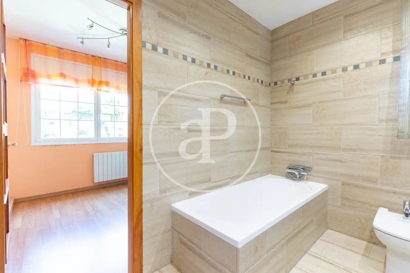 Badezimmer von Einfamilien-Reihenhaus zum Verkauf in Sant Quirze del Vallès mit Klimaanlage, Heizung und Privatgarten