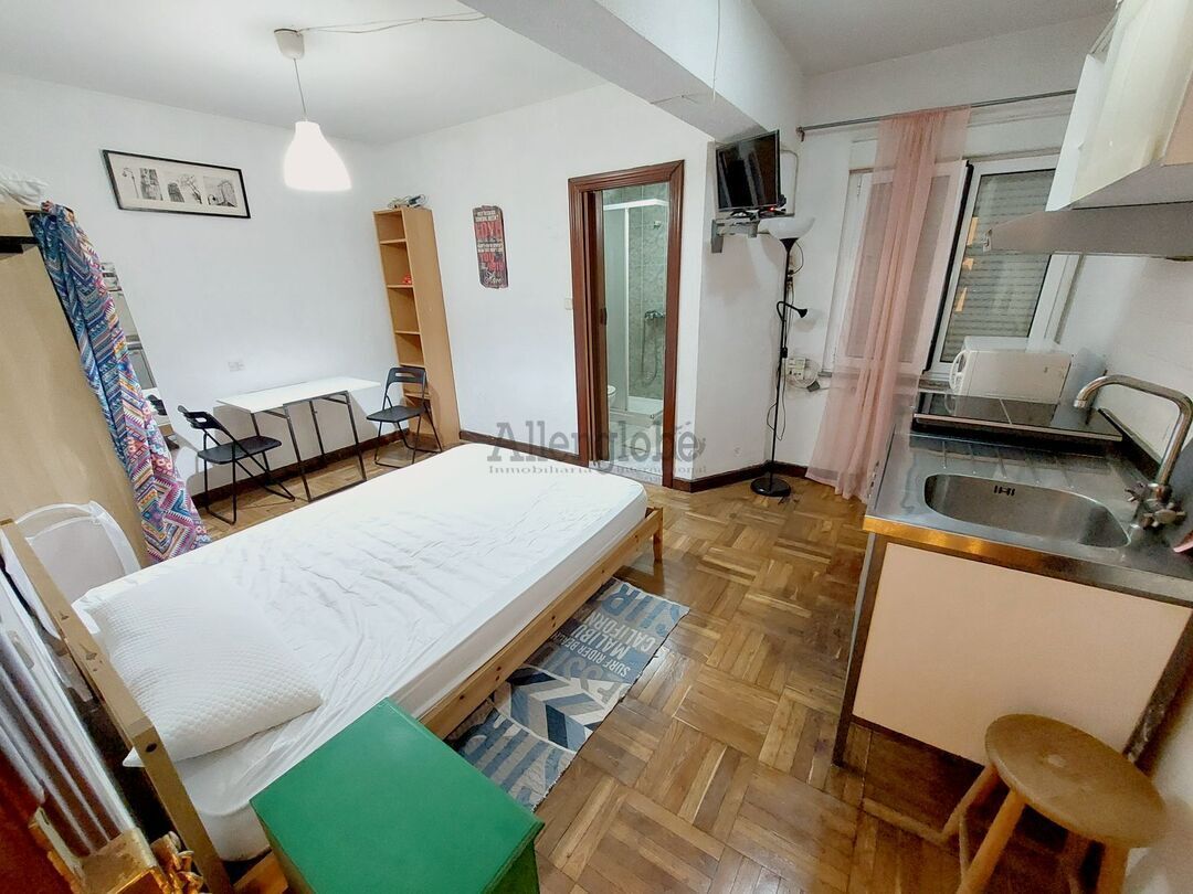 Dormitori de Pis de lloguer en Oviedo  amb Calefacció