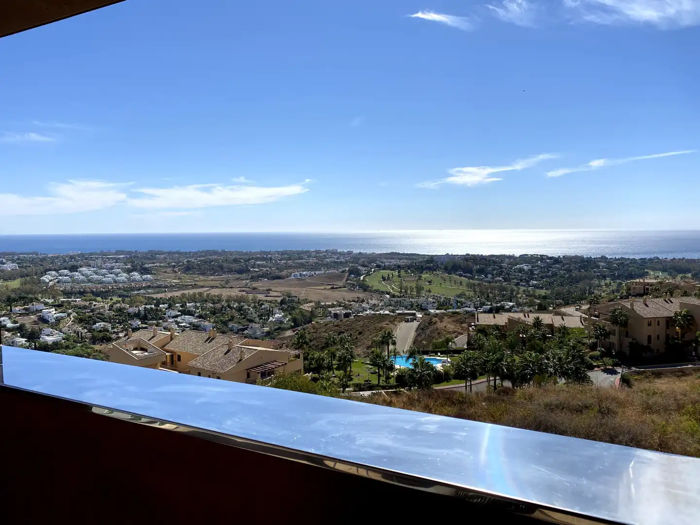 Vista exterior de Casa adosada en venda en Benahavís amb Aire condicionat, Calefacció i Jardí privat