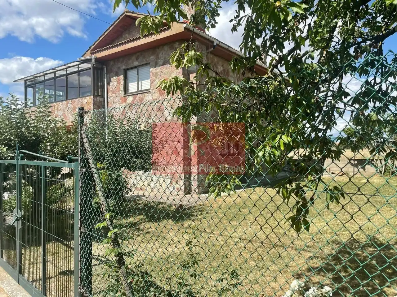 Vista exterior de Casa o xalet en venda en Valdepolo amb Jardí privat i Parquet