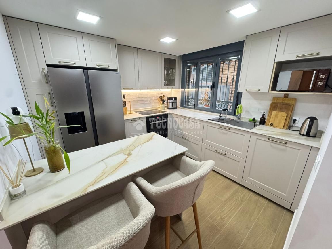 Cuina de Casa adosada en venda en Valdemoro amb Aire condicionat, Calefacció i Piscina comunitària