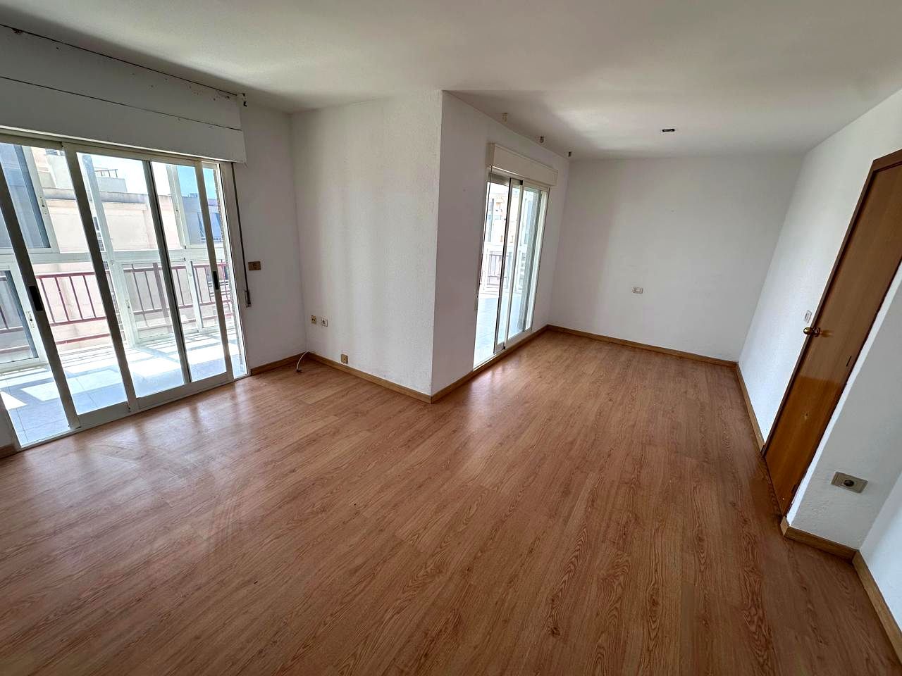 Sala de estar de Piso en venta en Benicasim / Benicàssim con Aire acondicionado, Terraza y Piscina comunitaria