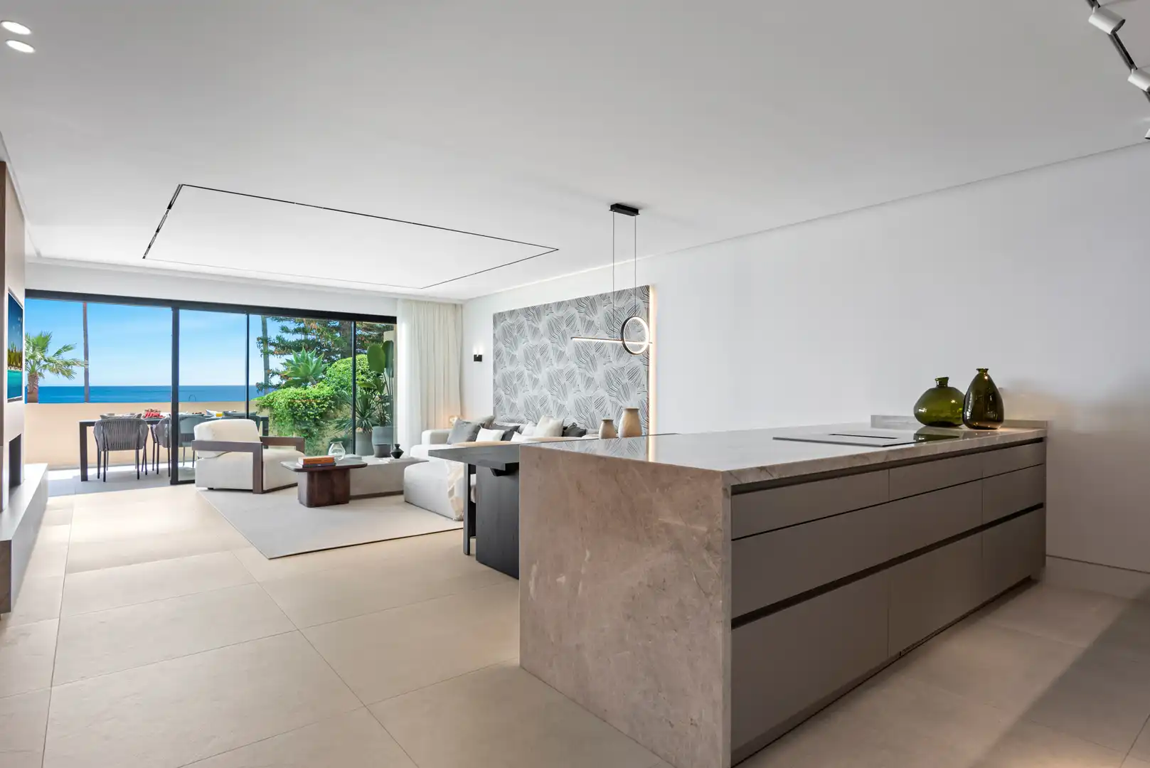 Sala d'estar de Planta baixa en venda en Estepona amb Aire condicionat, Calefacció i Jardí privat