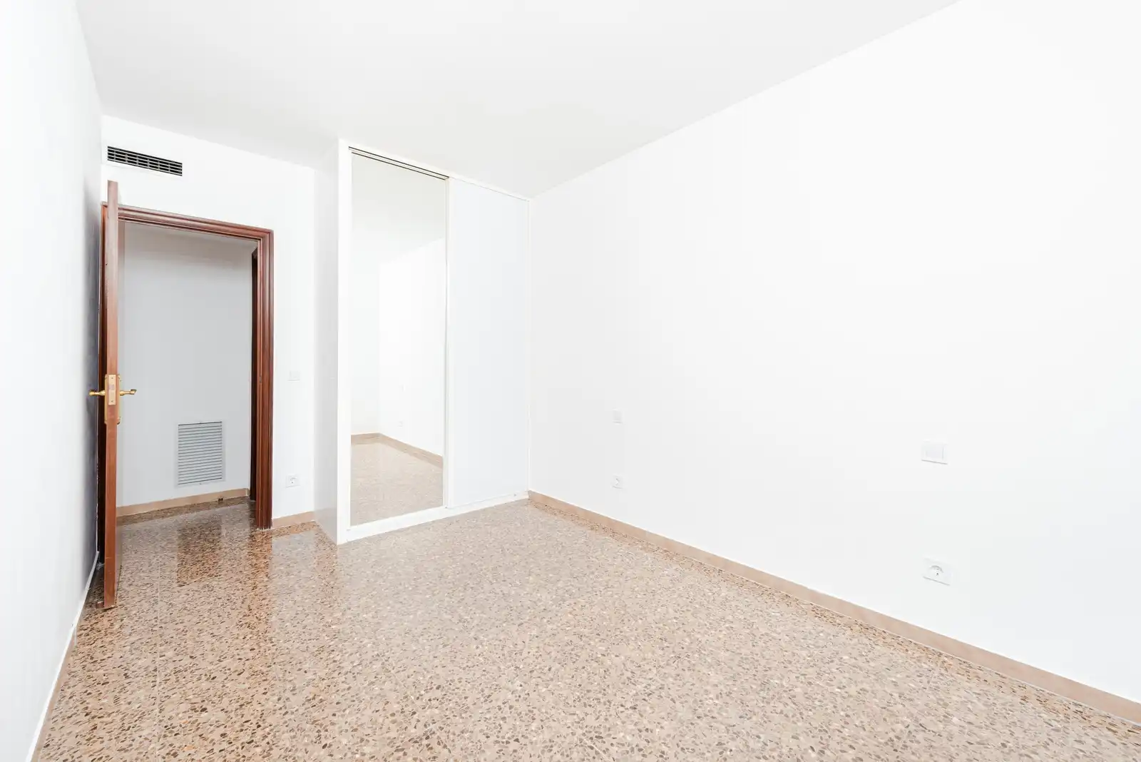 Wohnung zum Verkauf in Zaragoza mit Terrasse und Abstellraum