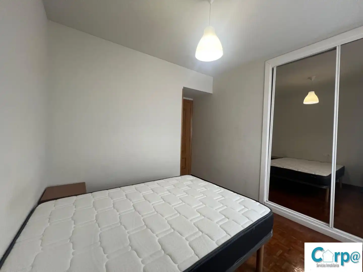 Habitación de Piso de alquiler en  Pamplona / Iruña con Calefacción, Parquet y Amueblado