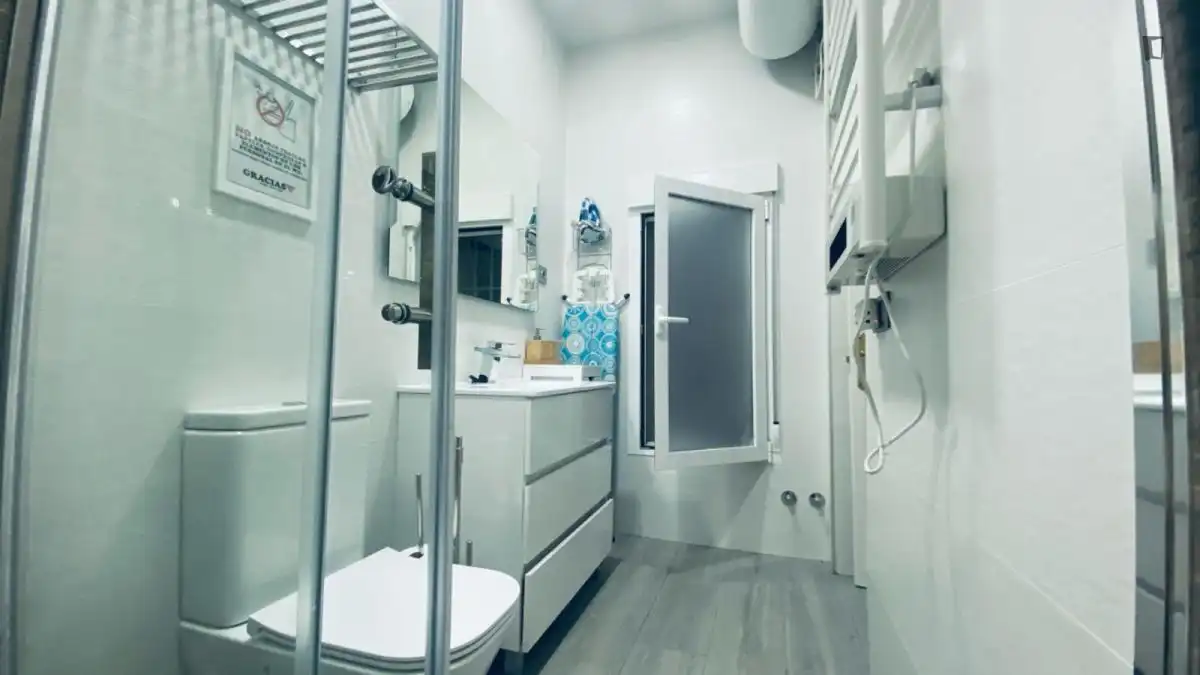 Bany de Apartament de lloguer en Madrid amb Aire condicionat, Moblat i Forn
