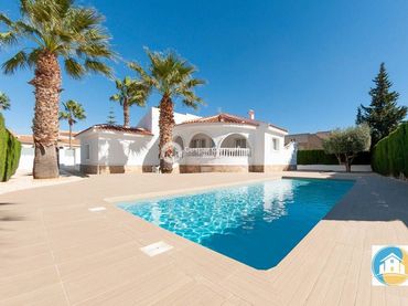 Villa con piscina in vendita a MARIA CALLAS S/N