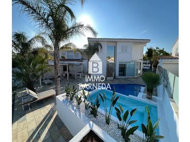 Casa amb piscina en venda a Falconera 24
