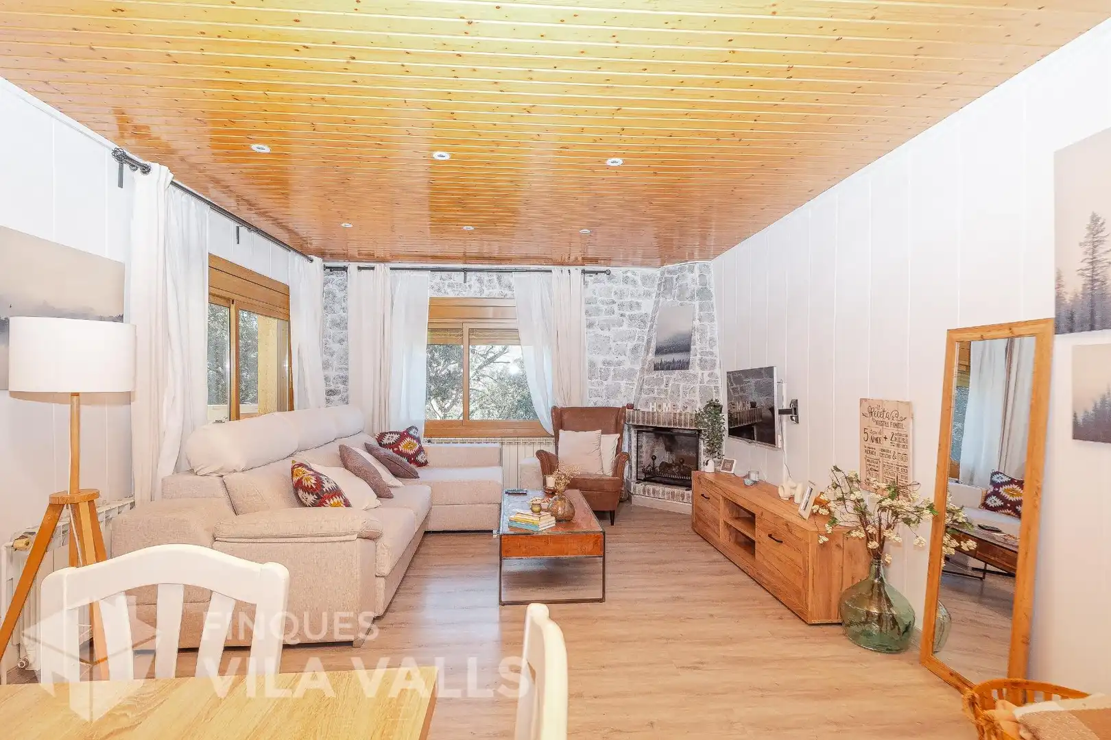 Sala d'estar de Casa o xalet en venda en Sant Quirze Safaja amb Jardí privat, Parquet i Terrassa