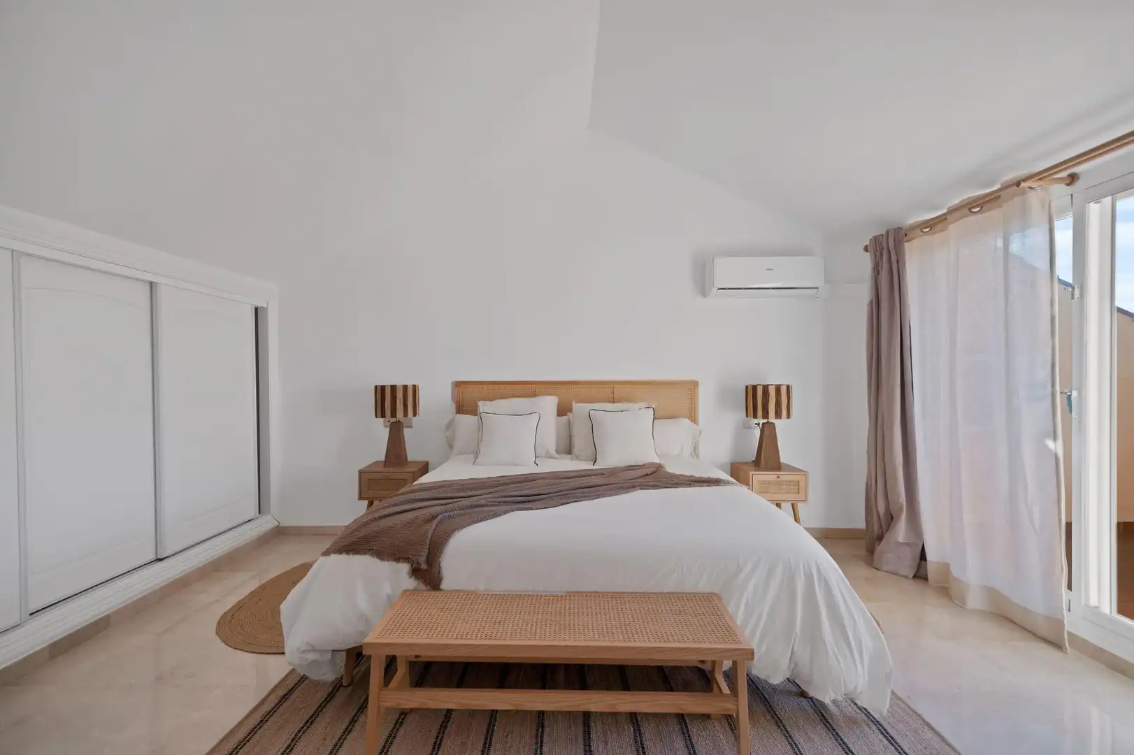 Dormitori de Apartament de lloguer en Marbella amb Jardí privat, Terrassa i Moblat