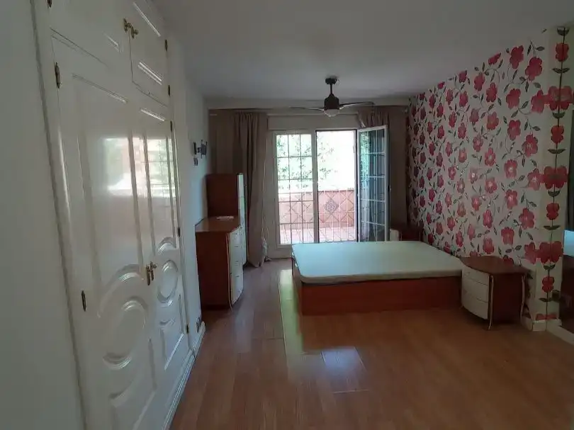 Dormitori de Casa adosada en venda en Alcalá de Henares amb Aire condicionat i Balcó
