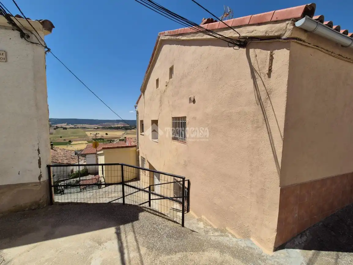 Vista exterior de Casa adosada en venda en Cendejas de la Torre amb Calefacció i Terrassa