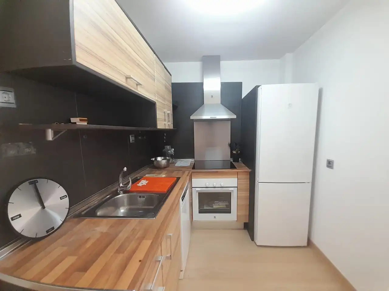 Cuina de Pis de lloguer en Algarrobo amb Aire condicionat, Parquet i Moblat