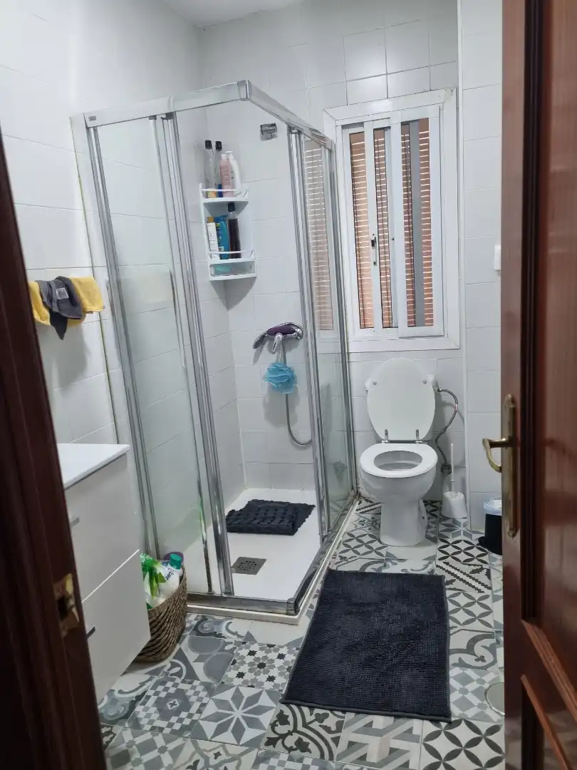 Badezimmer von Wohnung zum Verkauf in Sevilla mit Klimaanlage, Möbliert und Waschmaschine