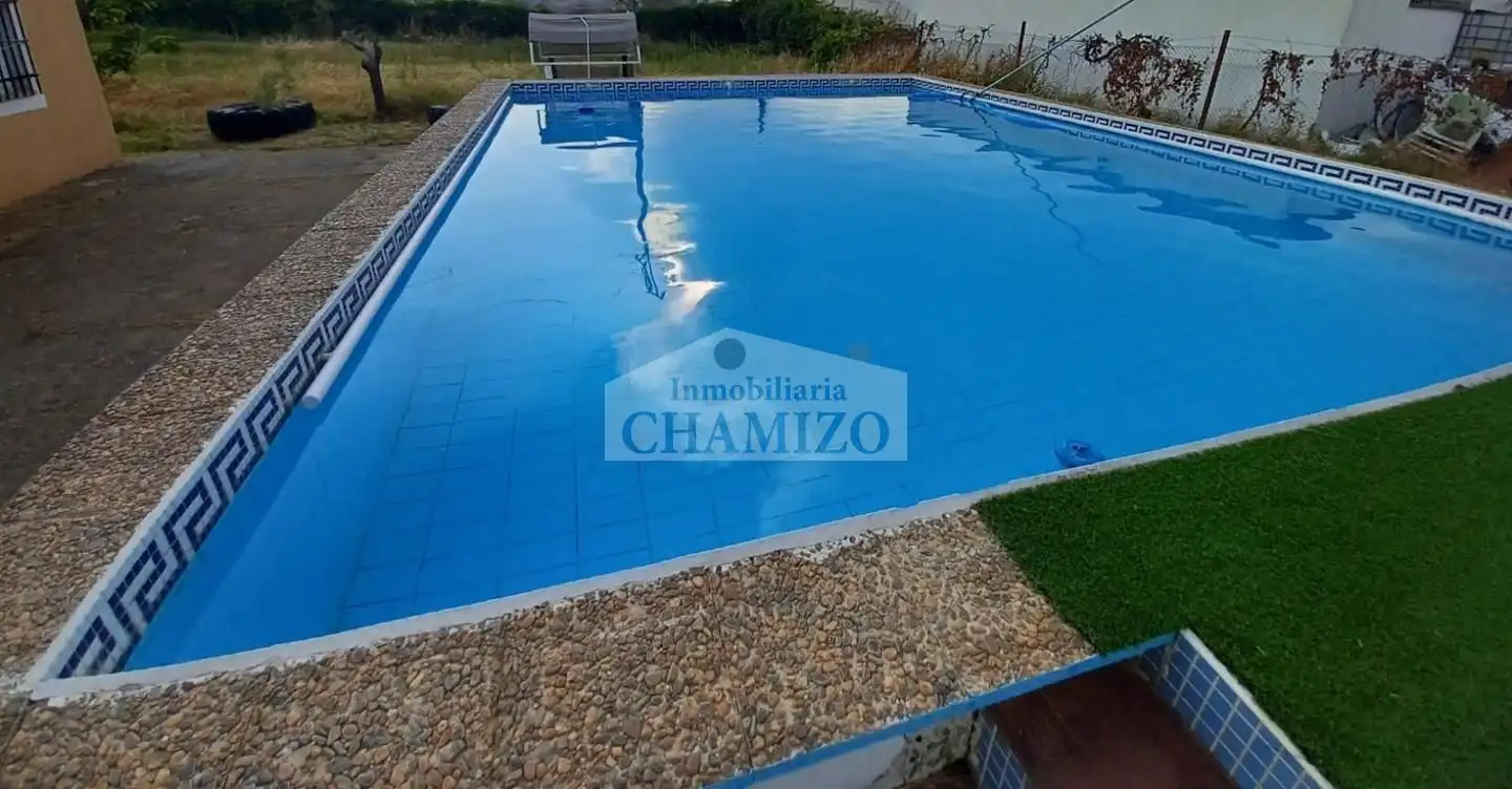 Chalet con piscina en venta en Calle San Francisco 63