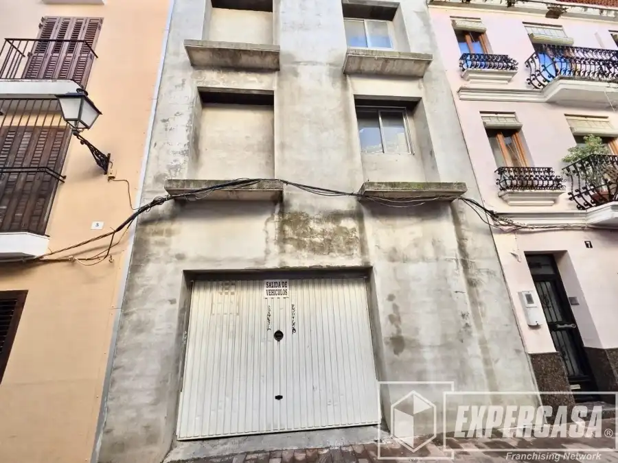 Casa aparellada en venda a Casc Urbà, imagen 2