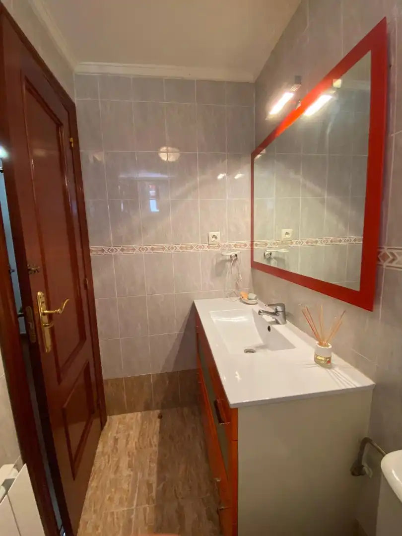 Badezimmer von Einfamilien-Reihenhaus zum Verkauf in Castro-Urdiales mit Heizung, Privatgarten und Parkett