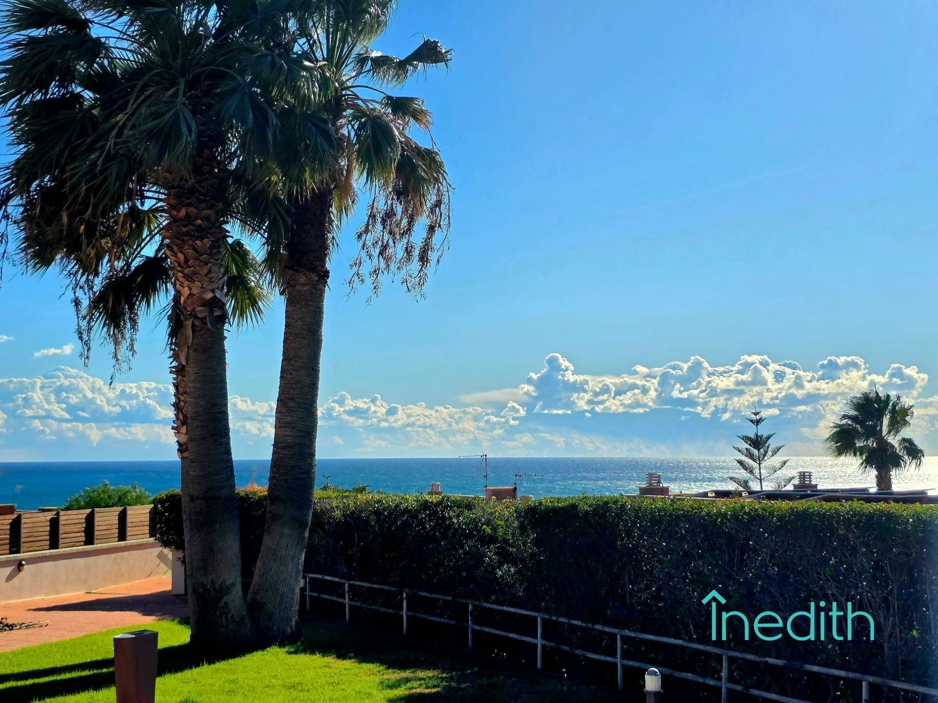 Vista exterior de Casa o xalet en venda en Castelldefels amb Aire condicionat, Calefacció i Jardí privat