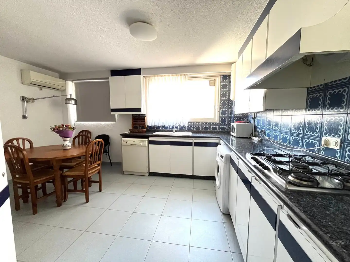 Cocina de Piso de alquiler en Valencia con Aire acondicionado, Amueblado y Balcón