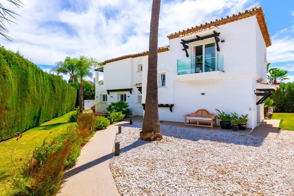 Vista exterior de Casa o xalet en venda en Marbella amb Aire condicionat, Calefacció i Jardí privat