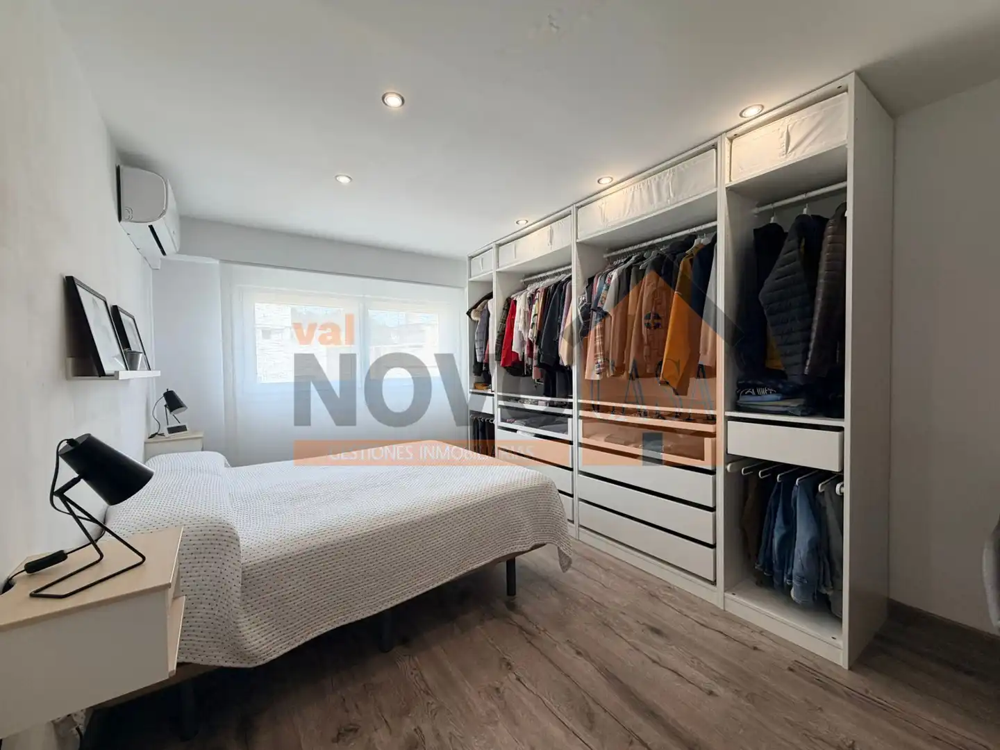Bedroom of Flat for sale in Silla  with Air Conditioner