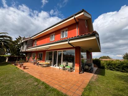 Vista exterior de Casa o xalet en venda en Oviedo  amb Aire condicionat, Calefacció i Jardí privat