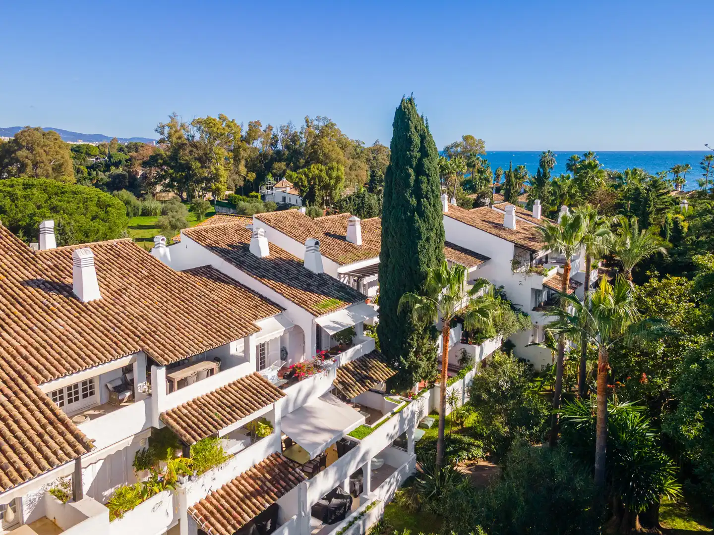 Vista exterior de Àtic en venda en Marbella amb Aire condicionat, Terrassa i Piscina