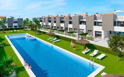 Vista exterior de Casa o xalet en venda en Torrevieja amb Terrassa i Piscina comunitària