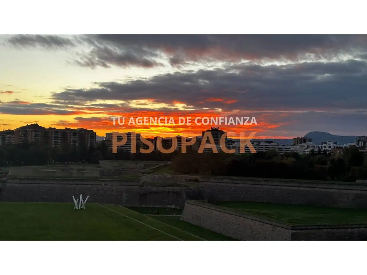 Vista exterior de Piso en venta en  Pamplona / Iruña con Calefacción, Terraza y Balcón