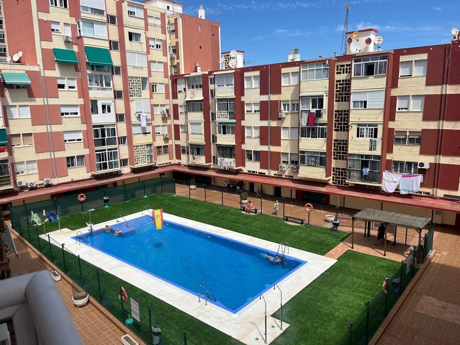 Piscina de Apartament en venda en Torremolinos amb Jardí privat, Balcó i Piscina comunitària