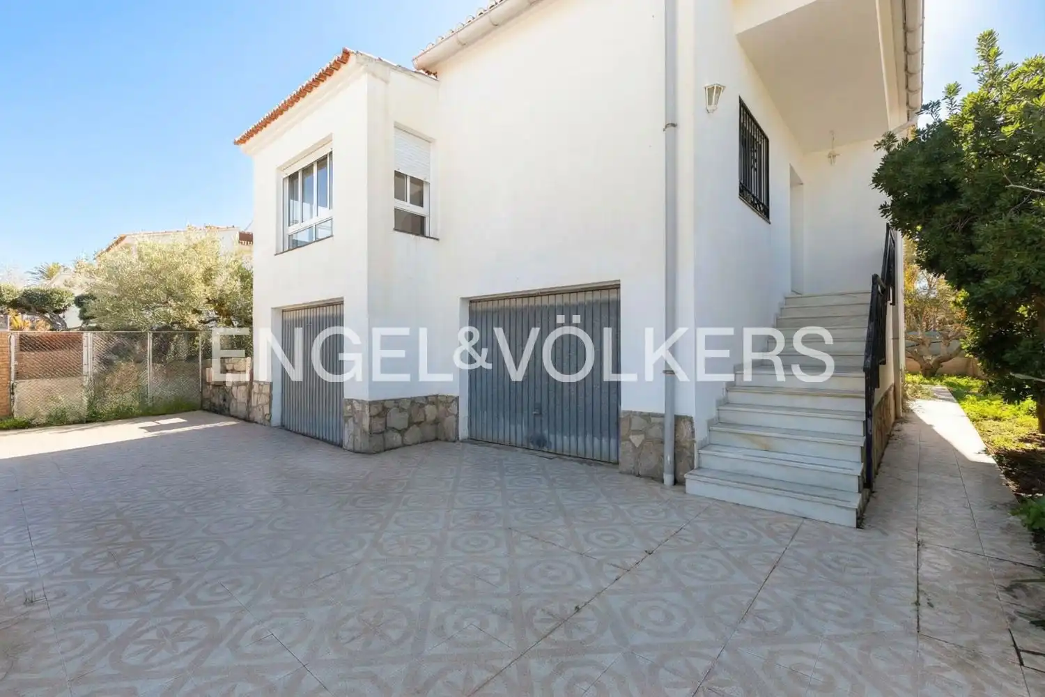 Vista exterior de Casa o xalet en venda en Oliva amb Calefacció, Jardí privat i Terrassa