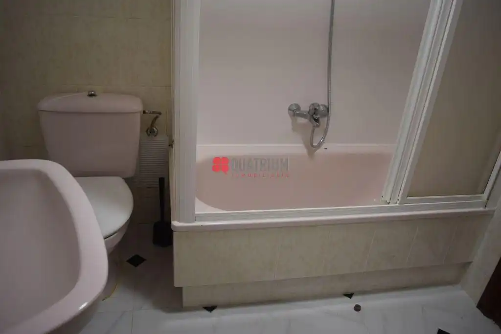 Baño de Piso en venta en Oroso con Calefacción y Trastero