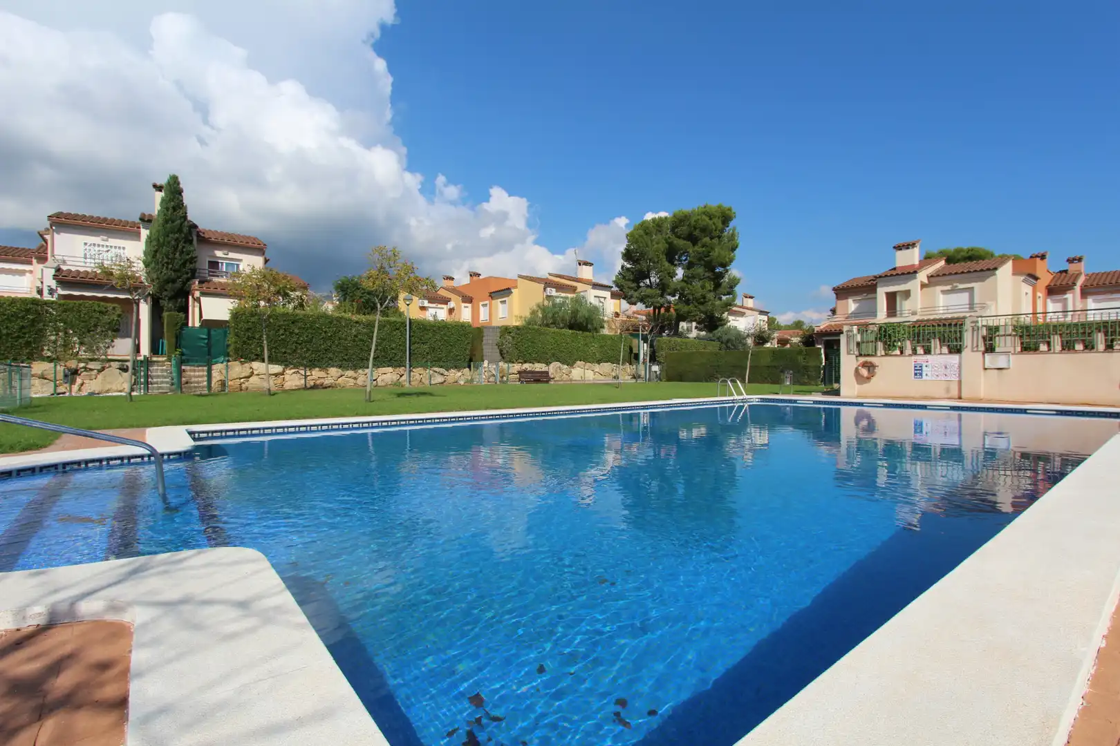 Piscina de Casa adosada en venta en Mont-roig del Camp con Aire acondicionado, Jardín privado y Amueblado
