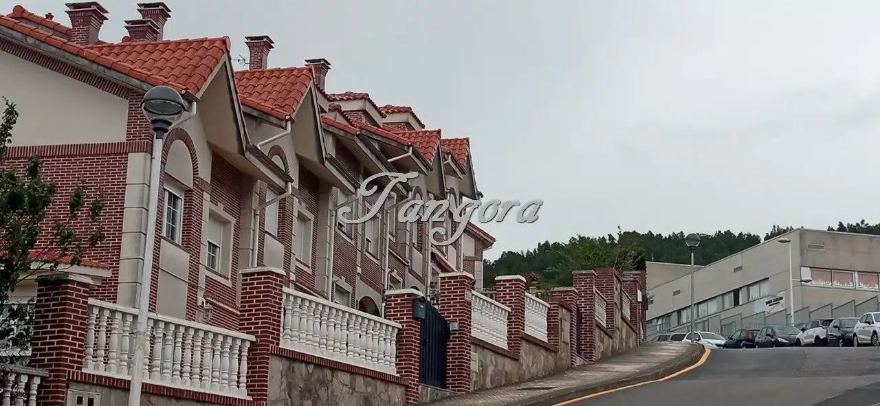 Außenansicht von Einfamilien-Reihenhaus zum Verkauf in Castro-Urdiales mit Heizung, Parkett und Terrasse