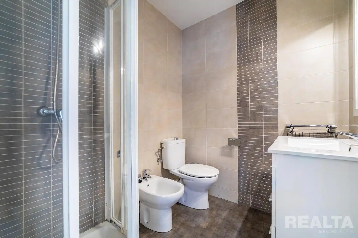 Badezimmer von Wohnungen zum Verkauf in Madrid mit Heizung und Parkett