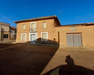 Vista exterior de Casa o xalet en venda en Roales de Campos amb Traster