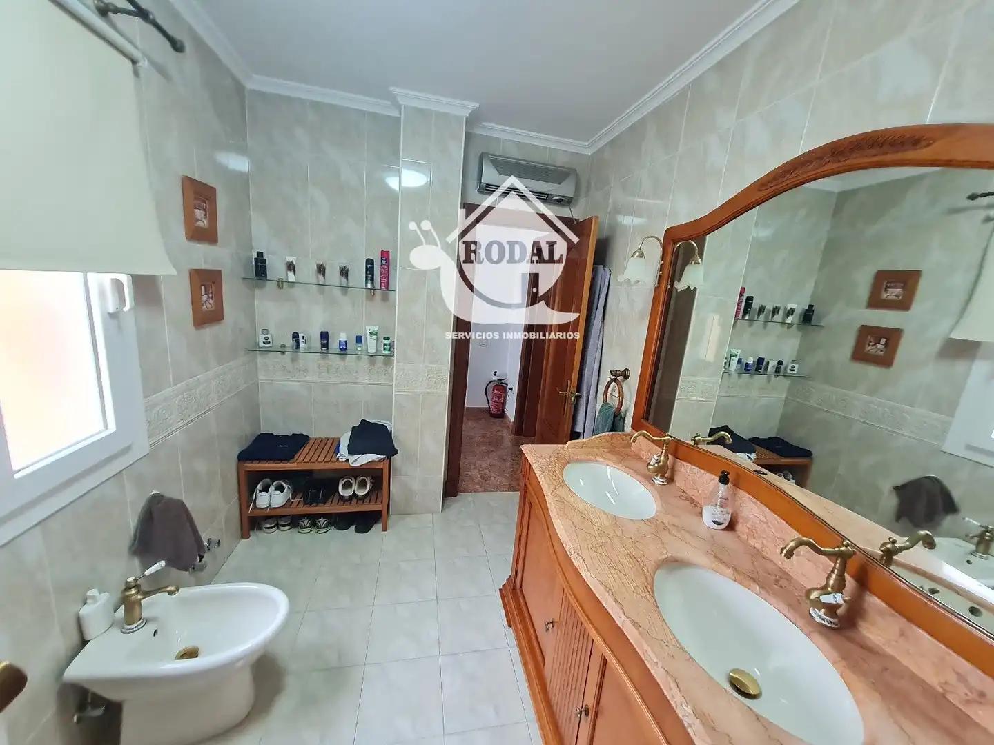Badezimmer von Einfamilien-Reihenhaus zum Verkauf in Huércal de Almería mit Klimaanlage, Heizung und Terrasse