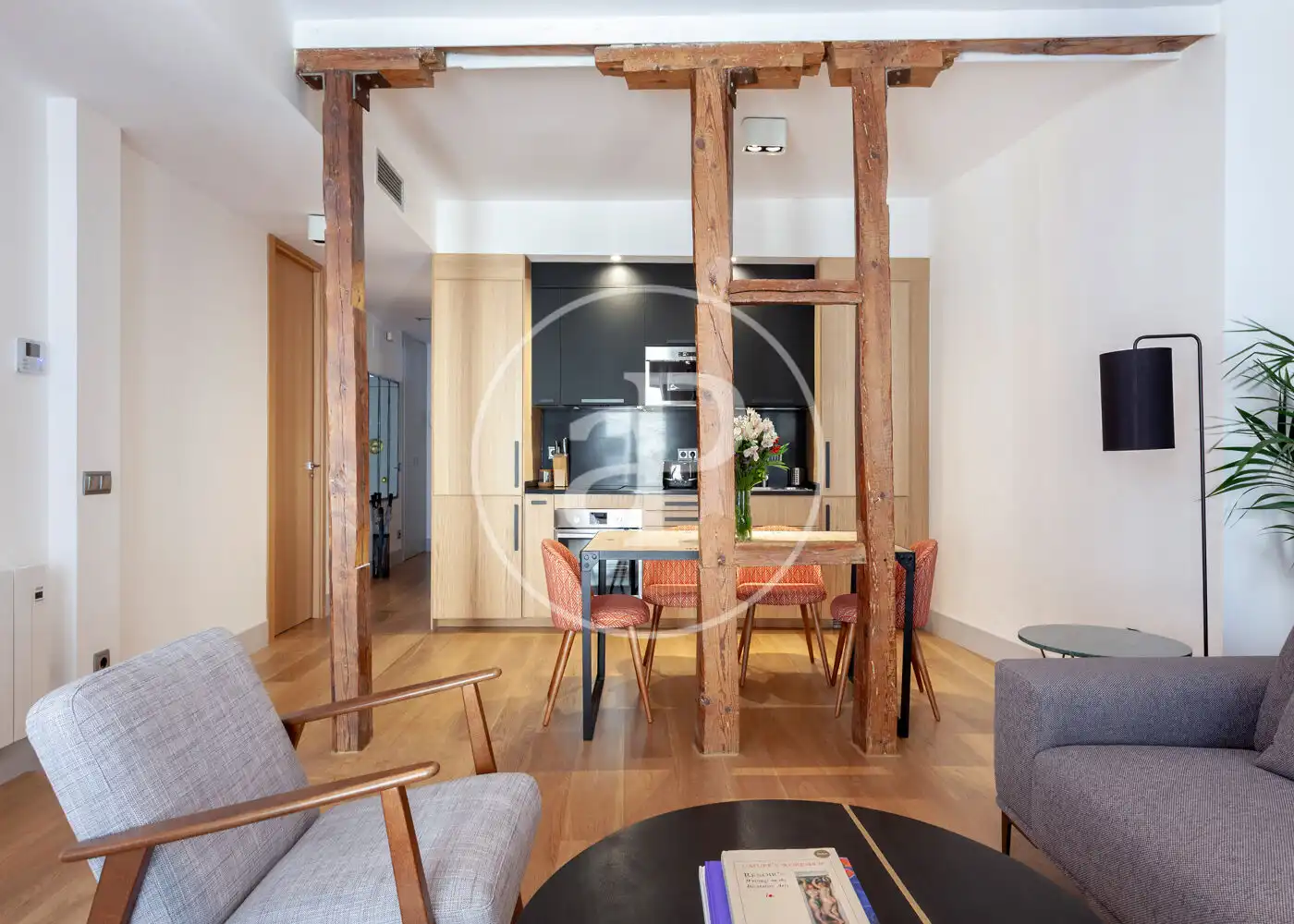 Flat for rent in Calle de Sta. María, Cortes - Huertas