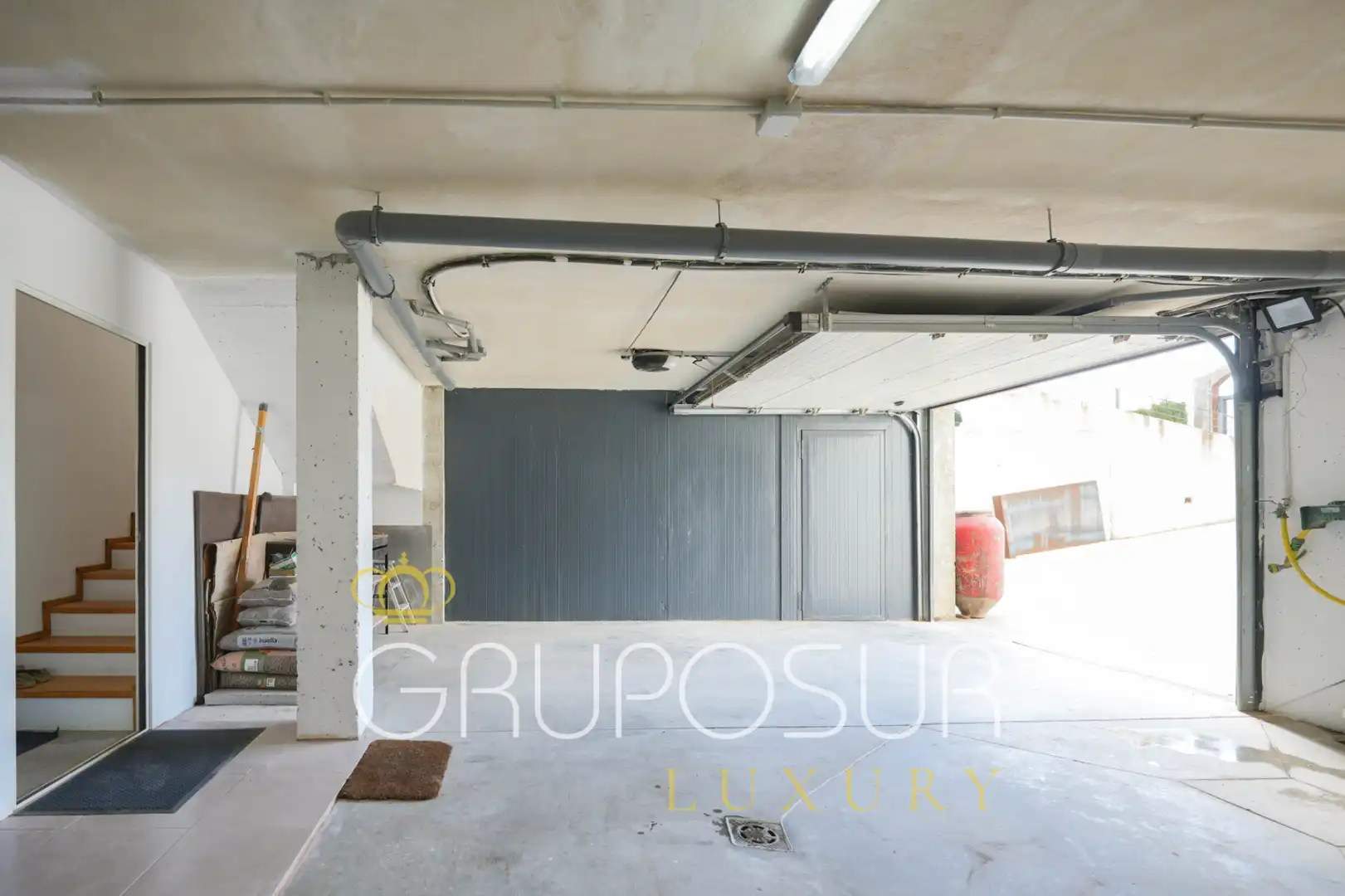 Parkplatz von Einfamilien-Reihenhaus zum Verkauf in Valladolid mit Klimaanlage, Heizung und Terrasse