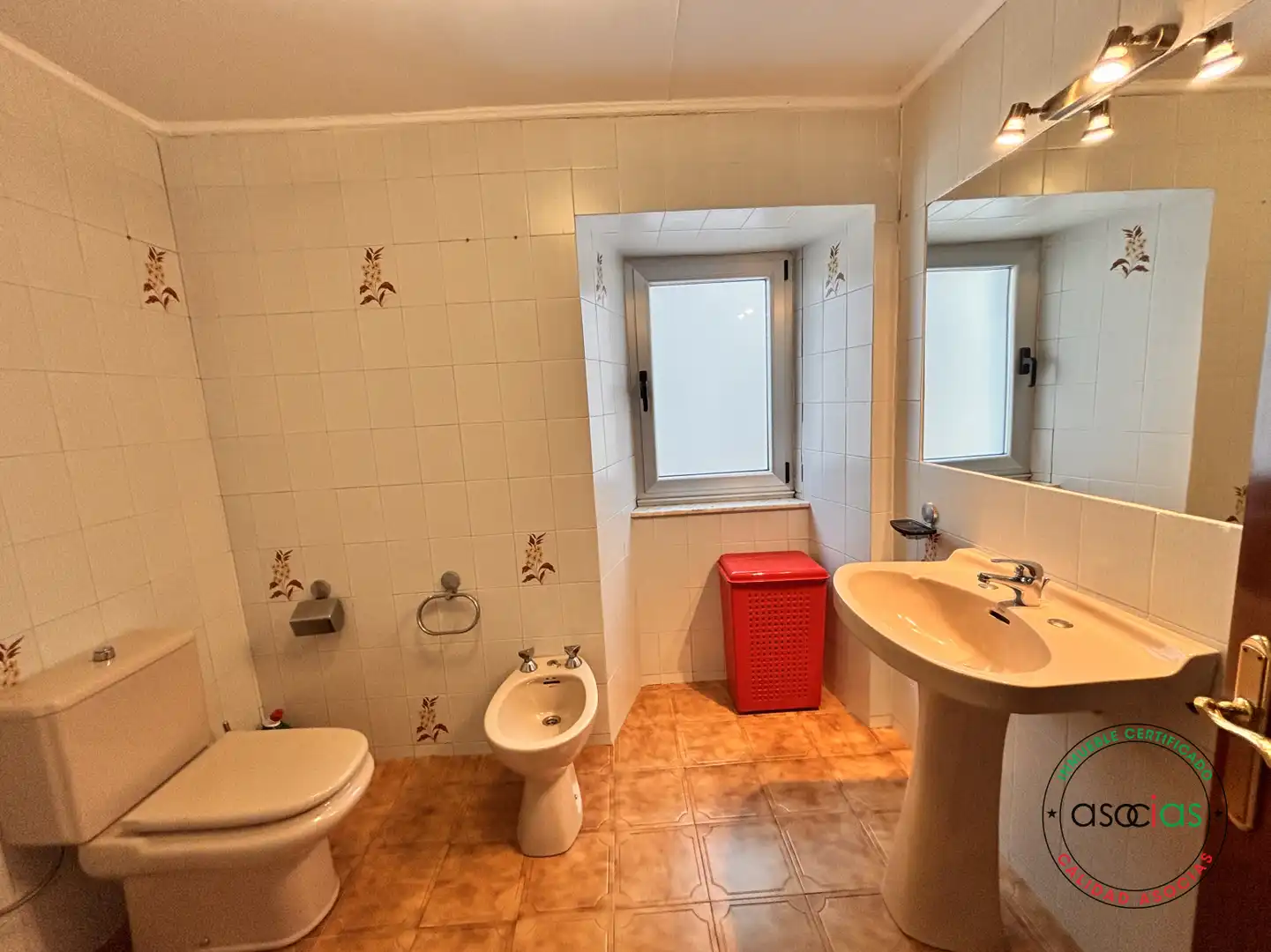 Badezimmer von Einfamilien-Reihenhaus zum Verkauf in Ribadeo mit Heizung und Abstellraum