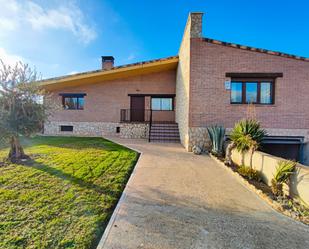 Vista exterior de Casa o xalet en venda en Villalobón amb Calefacció, Jardí privat i Terrassa