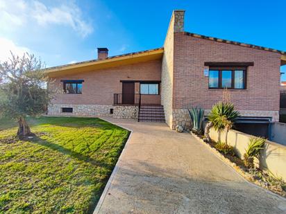 Vista exterior de Casa o xalet en venda en Villalobón amb Calefacció, Jardí privat i Terrassa