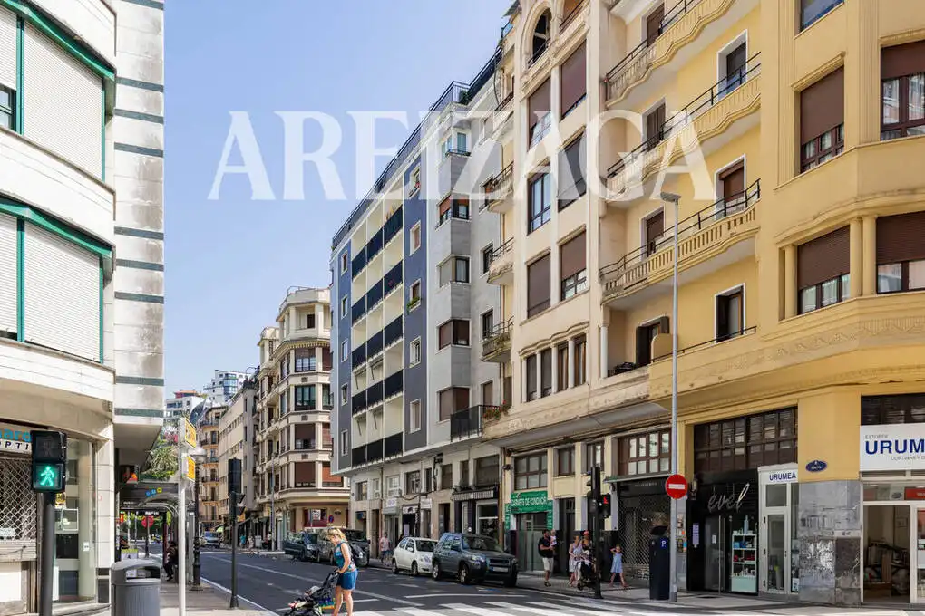 Vista exterior de Pis en venda en Donostia - San Sebastián  amb Calefacció i Balcó